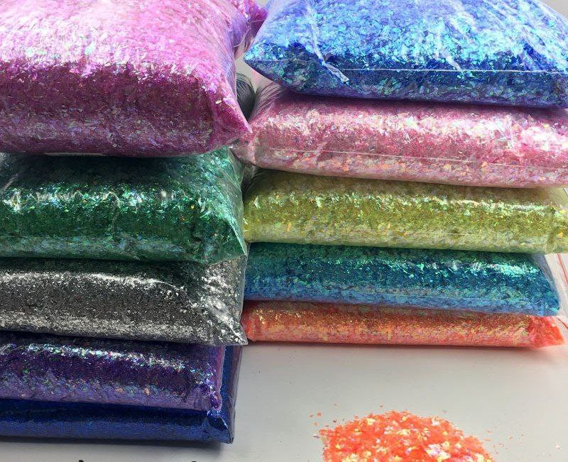 Papier bonbon en papier coquille 500 g emballé avec des autocollants en verre colorés, des fleurs écrasées colorées et des paillettes décoratives pour manucure.