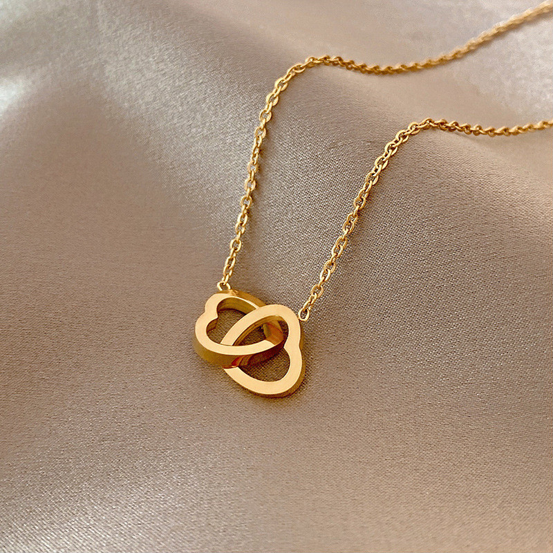 Collier en acier titane tendance et à la mode pour femmes, pendentif chaîne de clavicule d'amour rétro personnalisé